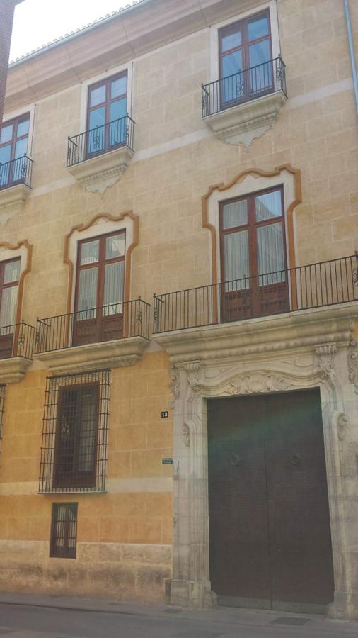 Palacio de los Lassala | En la calle Calatrava, en plena plaza del Negrito, se alza el Palacio de los Lassala, un edificio barroco construido sobre una casa gótica de la que aún quedan restos. En origen fue propiedad de la familia Folch Cardona y en 1749 Alonso Solís Folch de Cardona, marqués de Castellnovo, lo vendió a la familia Lassala, de origen francés.