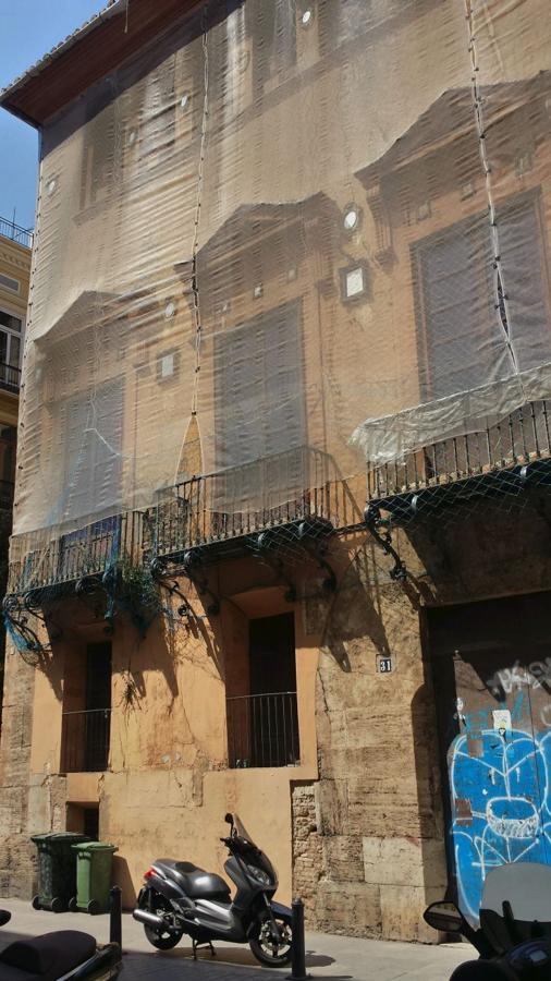 Sin duda, es uno de los edificios más singulares de la ciudad de Valencia y ha estado muy vinculado a la historia de LAS PROVINCIAS. Federico Domenech, fundador del diario, trasladó las oficinas y la imprenta a esta sede en 1893. La familia Domenech vivía en el primer piso mientras el sótano era la imprenta y la redacción del periódico en la que trabajaban una decena de periodistas. LAS PROVINCIAS permaneció en esta sede hasta 1931 cuando se trasladó a la Alameda, aunque la imprenta siguió en funcionamiento en el palacio. 