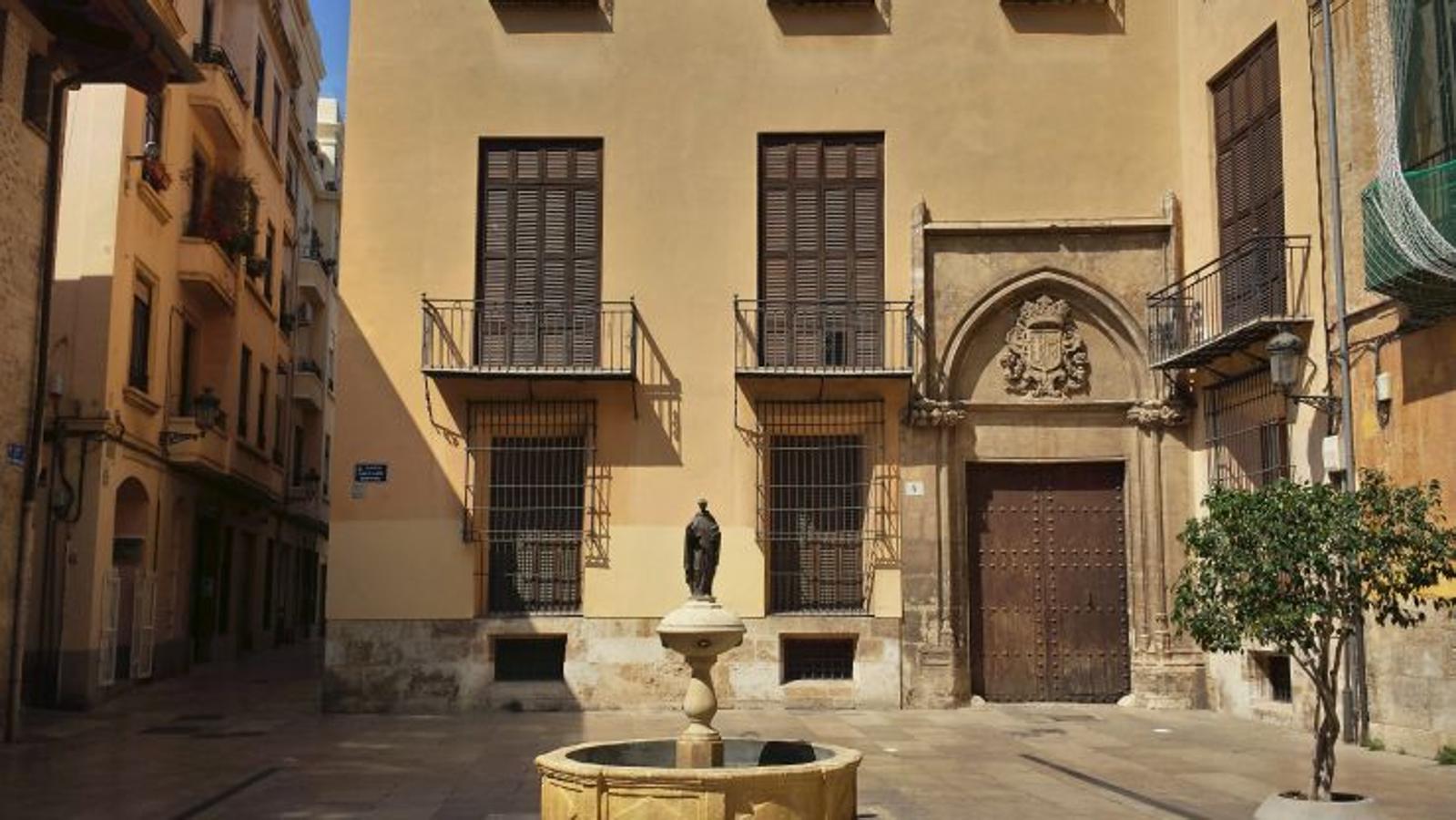 Uno de los aspectos más llamativos es la puerta gótica de acceso al edificio, desplazada del eje central hacia uno de los ángulos. Atravesando ésta, se accede a un patio cubierto del que arranca una escalera que conduce a una puerta ojival en la planta noble, donde aún quedan artesonados de interés.