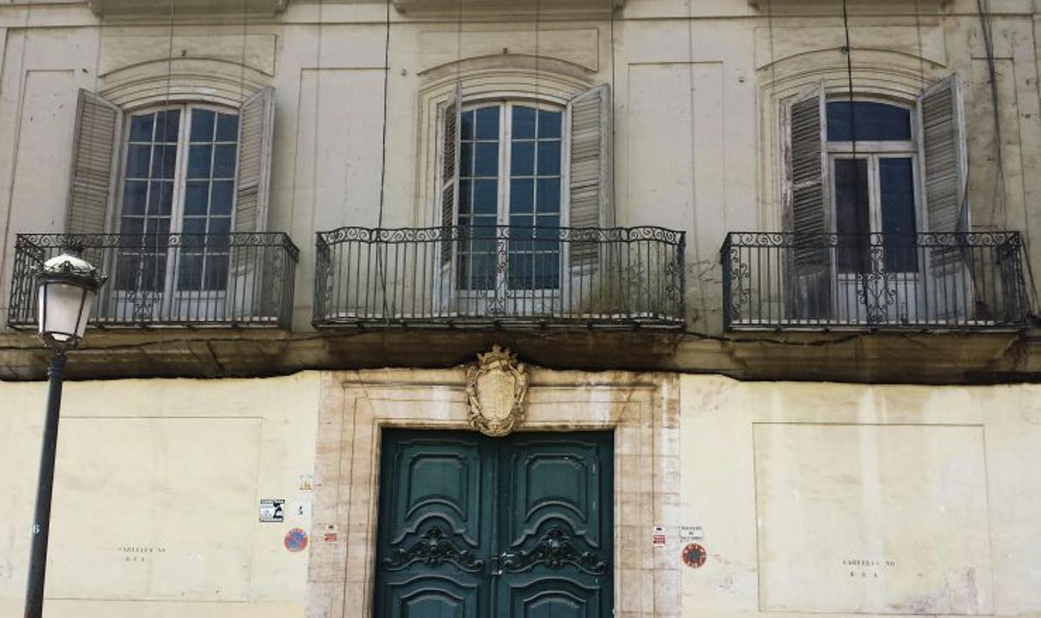 De su fachada llama la atención el escudo nobiliario labrado por el escultor valenciano José Esteve Bonet y que corona la portada principal, realizado en piedra adintelada. Se dice que desde los balcones de esta casa el general liberal Rafael de Riego arengaba a las masas. Por esta casa también han pasado diversos personajes como, entre otros, la reina Fabiola de Bélgica.