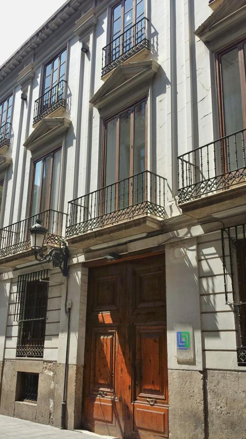 Palacio de los Fernández de Córdova | La casa toma su nombre de José María Fernández de Córdova y Lamo de Espinosa, casado en 1928 con María del Sagrario Planells y Ferrer, hija del propietario de la casa que la había adquirido a principios del siglo XIX. La familia Fernández de Córdova ostentó la propiedad hasta 1987. El edificio señorial de origen gótico se construyó, según informa la web del Ayuntamiento de Valencia, donde probablemente estuvo ubicada la antigua casa-abadía de San Nicolás.
