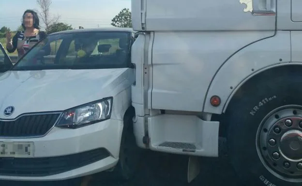 El coche y el camión accidentados, en la autovía A-3 en Quart de Poblet.