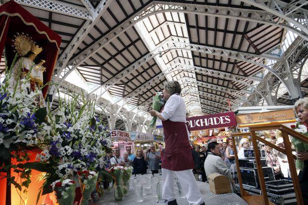 Homenaje a la Virgen de los Desamparados en el Mercado Central. 