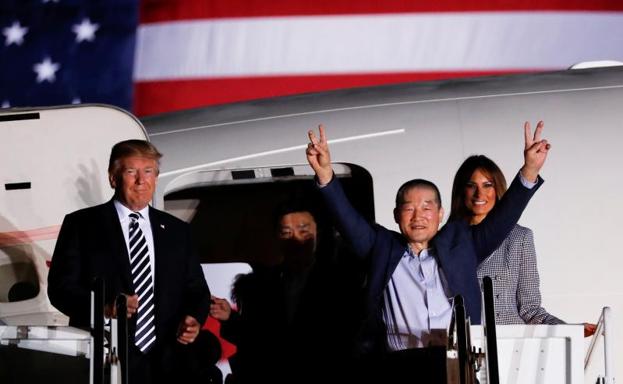 Trump recibe a los estadounidenses liberados. 