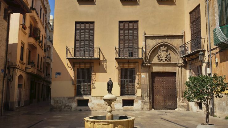 CABALLERIZAS DEL PALACIO ESCRIVÁ | Situado en pleno corazón de la ciudad de Valencia, posiblemente sea uno de los edificio más antiguos del centro. El riesgo reside en el intento de derribo para llevar a cabo un proyecto de edificio de tres plantas, para ampliar el Palacio e instalar las colecciones de los propietarios del Palacio.