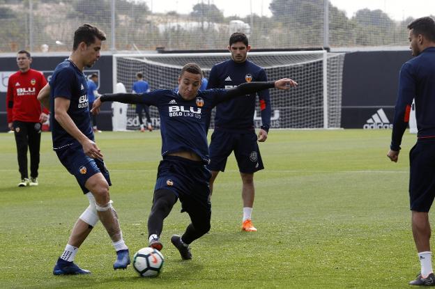 Rodrigo presiona a Gabriel Paulista en un entrenamiento del Valencia en Paterna. 