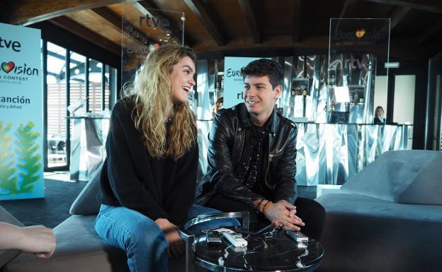 Relajados. Amaia y Alfred, durante la conversación con este periódico. Abajo, en la reunión con fans que celebraron horas más tarde.