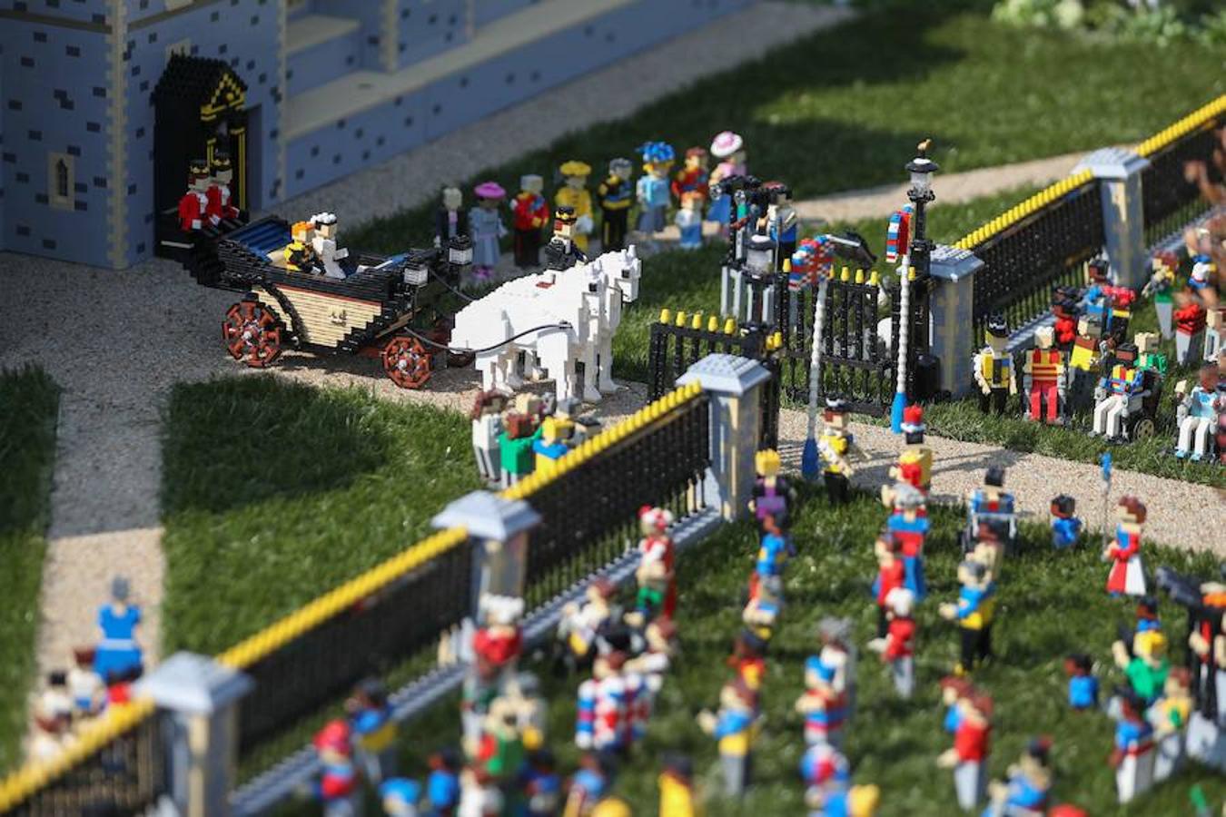 El Príncipe Harry y su prometida Meghan Markle ya tienen su figura de Lego. La pareja contraerá matrimonio el próximo 19 de mayo y para la ocasión el parque temático Legoland de Gran Bretaña ha recreado el enlace con un total de 60 mil piezas. Los prometidos no solo tienen su muñeco sino también su propio Castillo de Windsor. En esta reproducción también aparecen desde la Familia Real al completo, pasando por los invitados y como no, los fotógrafos y las cámaras que inmortalizarán el enlace.