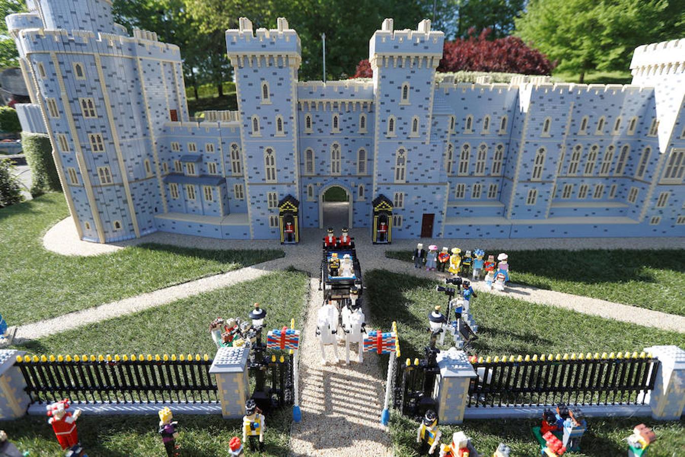 El Príncipe Harry y su prometida Meghan Markle ya tienen su figura de Lego. La pareja contraerá matrimonio el próximo 19 de mayo y para la ocasión el parque temático Legoland de Gran Bretaña ha recreado el enlace con un total de 60 mil piezas. Los prometidos no solo tienen su muñeco sino también su propio Castillo de Windsor. En esta reproducción también aparecen desde la Familia Real al completo, pasando por los invitados y como no, los fotógrafos y las cámaras que inmortalizarán el enlace.