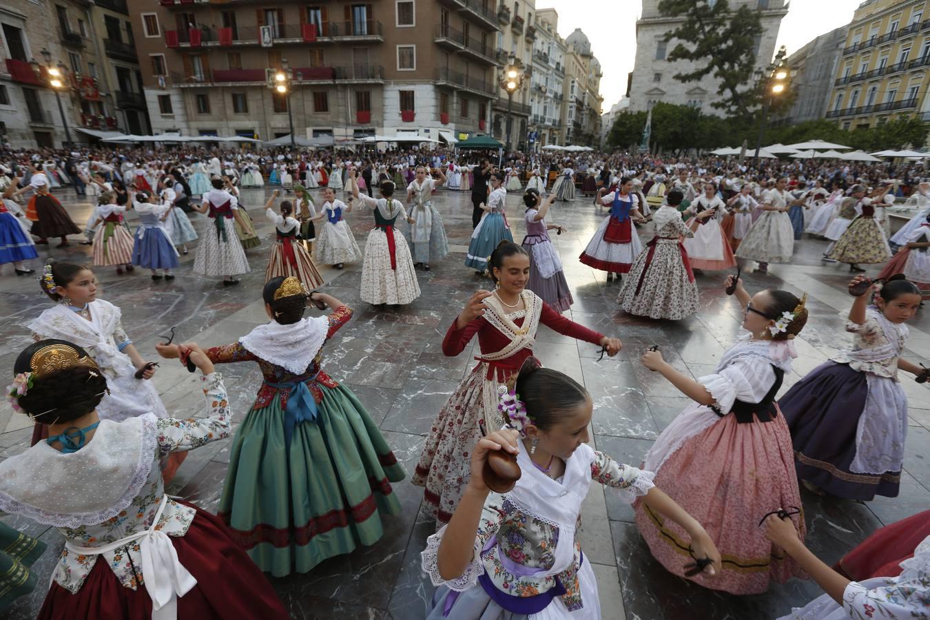 Daniela Gómez, Rocío Gil y sus cortes demostraron su entrega en el baile en una plaza repleta