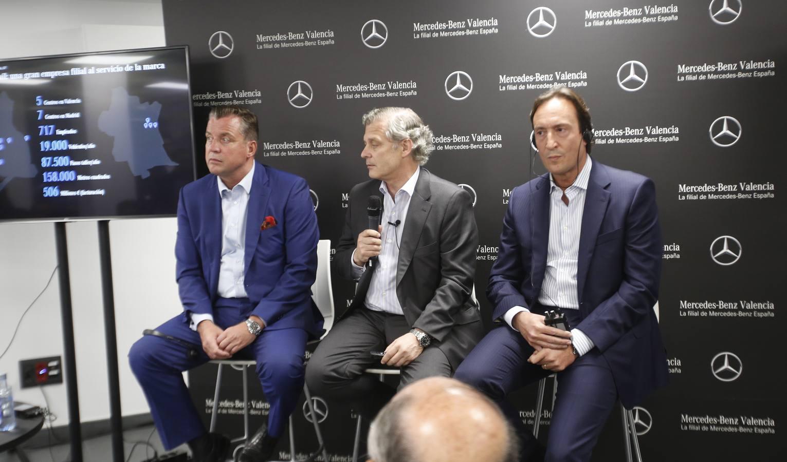 Mercedes inauguró el pasado jueves 10 de mayo sus nuevas instalaciones en la céntrica calle Micer Mascó. Los más de 600 invitados pudieron descubrir los 5.500 metros cuadrados de la instalación, además de conocer el origen español del nombre de la famosa marca alemana. El millonario Emil Jellinek, casado con una dama española, fue uno de los primeros clientes de Daimler, e impuso tantos cambios y condicionantes a los coches alemanes que él vendía en Francia que terminó apodándolos Mercedes en honor a su hija, nombre que cuajó a nivel comercial y que terminó en convertirse en el nombre de todos los coches de la marca alemana.