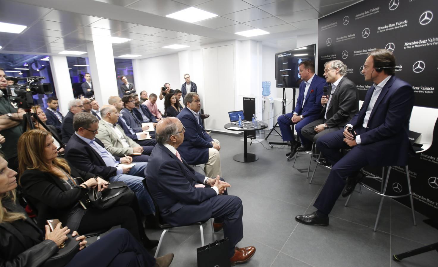 Mercedes inauguró el pasado jueves 10 de mayo sus nuevas instalaciones en la céntrica calle Micer Mascó. Los más de 600 invitados pudieron descubrir los 5.500 metros cuadrados de la instalación, además de conocer el origen español del nombre de la famosa marca alemana. El millonario Emil Jellinek, casado con una dama española, fue uno de los primeros clientes de Daimler, e impuso tantos cambios y condicionantes a los coches alemanes que él vendía en Francia que terminó apodándolos Mercedes en honor a su hija, nombre que cuajó a nivel comercial y que terminó en convertirse en el nombre de todos los coches de la marca alemana.