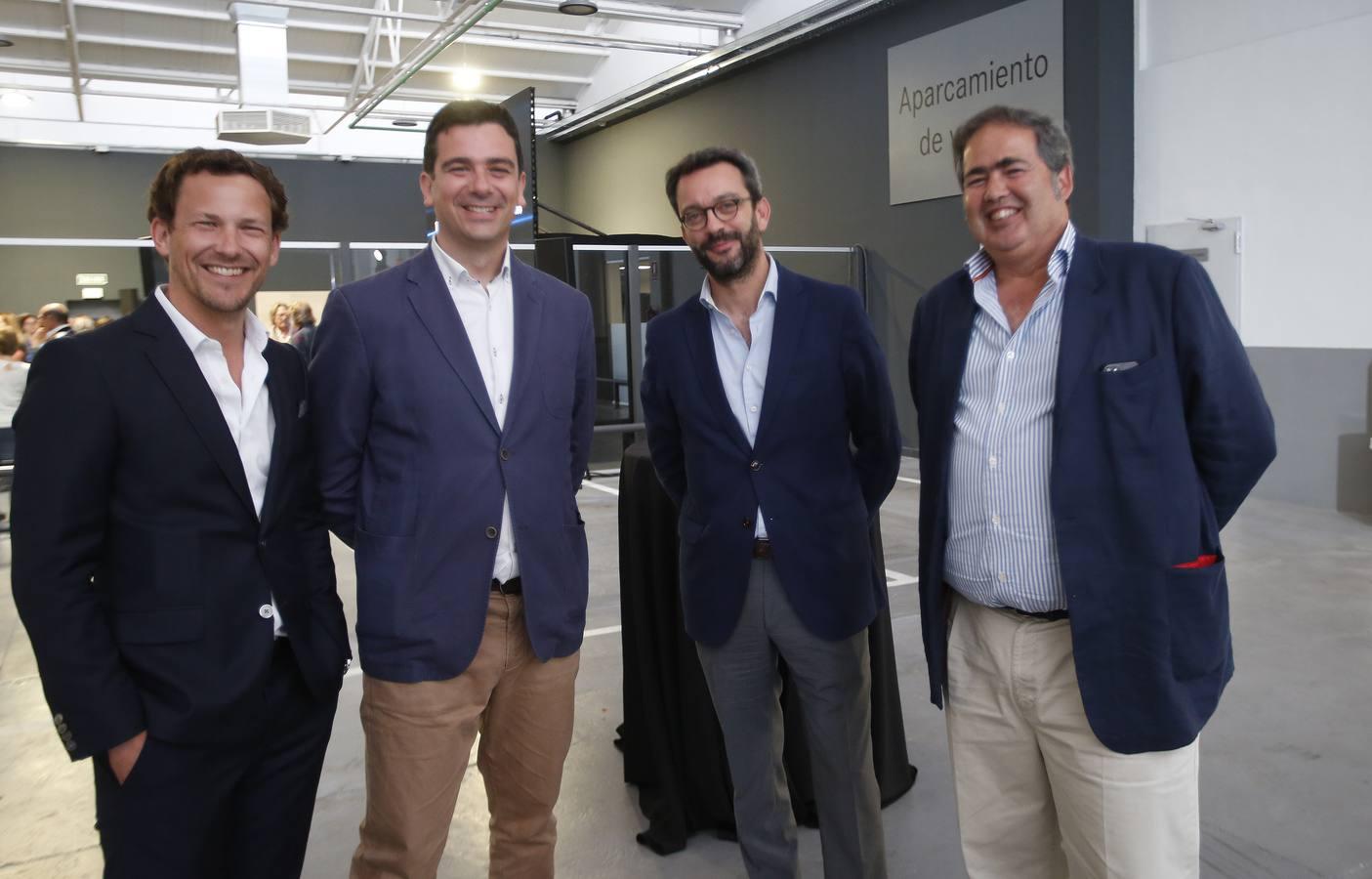 Mercedes inauguró el pasado jueves 10 de mayo sus nuevas instalaciones en la céntrica calle Micer Mascó. Los más de 600 invitados pudieron descubrir los 5.500 metros cuadrados de la instalación, además de conocer el origen español del nombre de la famosa marca alemana. El millonario Emil Jellinek, casado con una dama española, fue uno de los primeros clientes de Daimler, e impuso tantos cambios y condicionantes a los coches alemanes que él vendía en Francia que terminó apodándolos Mercedes en honor a su hija, nombre que cuajó a nivel comercial y que terminó en convertirse en el nombre de todos los coches de la marca alemana.