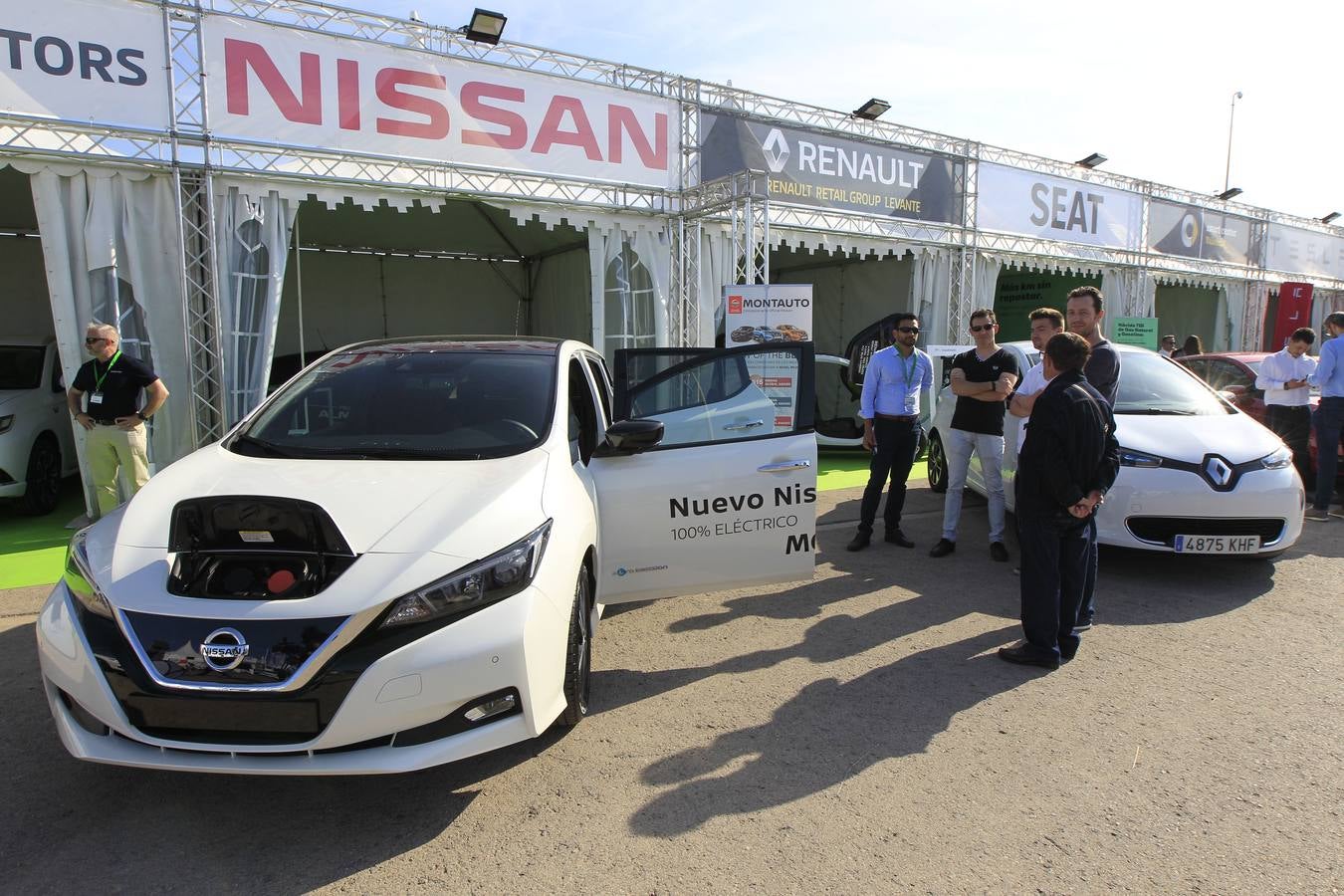 La feria Ecomov afronta este fin de semana, los días 11, 12 y 13 de mayo, su tercera edición con el objetivo de convertirse en el evento de referencia de movilidad ecológica a nivel nacional. La muestra y prueba de coches, que se celebra en la Marina de Valencia, ha abierto al público este viernes y se podrá visitar hasta el domingo 13 de mayo.