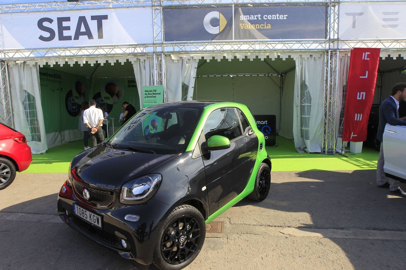 La feria Ecomov afronta este fin de semana, los días 11, 12 y 13 de mayo, su tercera edición con el objetivo de convertirse en el evento de referencia de movilidad ecológica a nivel nacional. La muestra y prueba de coches, que se celebra en la Marina de Valencia, ha abierto al público este viernes y se podrá visitar hasta el domingo 13 de mayo.