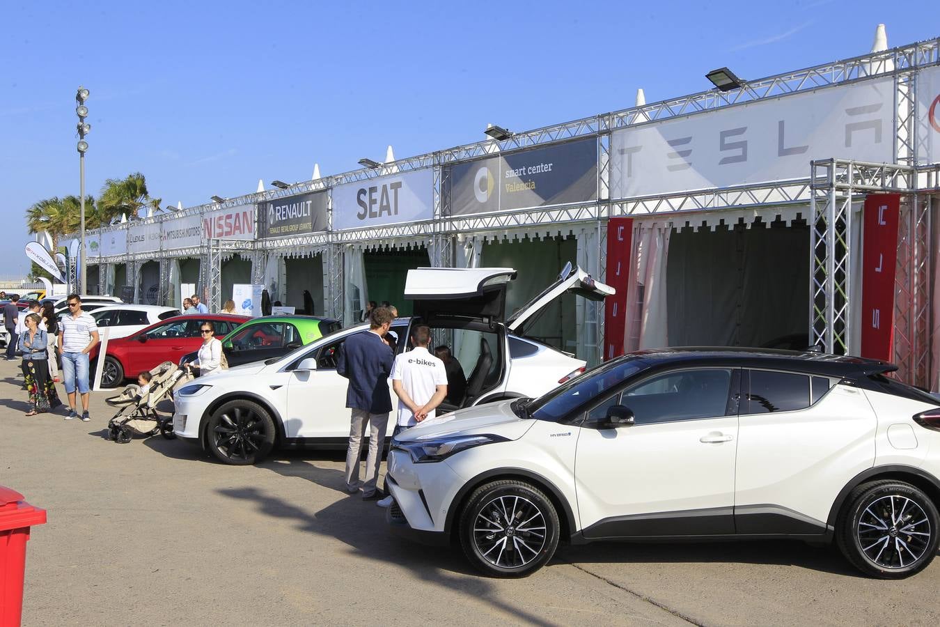 La feria Ecomov afronta este fin de semana, los días 11, 12 y 13 de mayo, su tercera edición con el objetivo de convertirse en el evento de referencia de movilidad ecológica a nivel nacional. La muestra y prueba de coches, que se celebra en la Marina de Valencia, ha abierto al público este viernes y se podrá visitar hasta el domingo 13 de mayo.