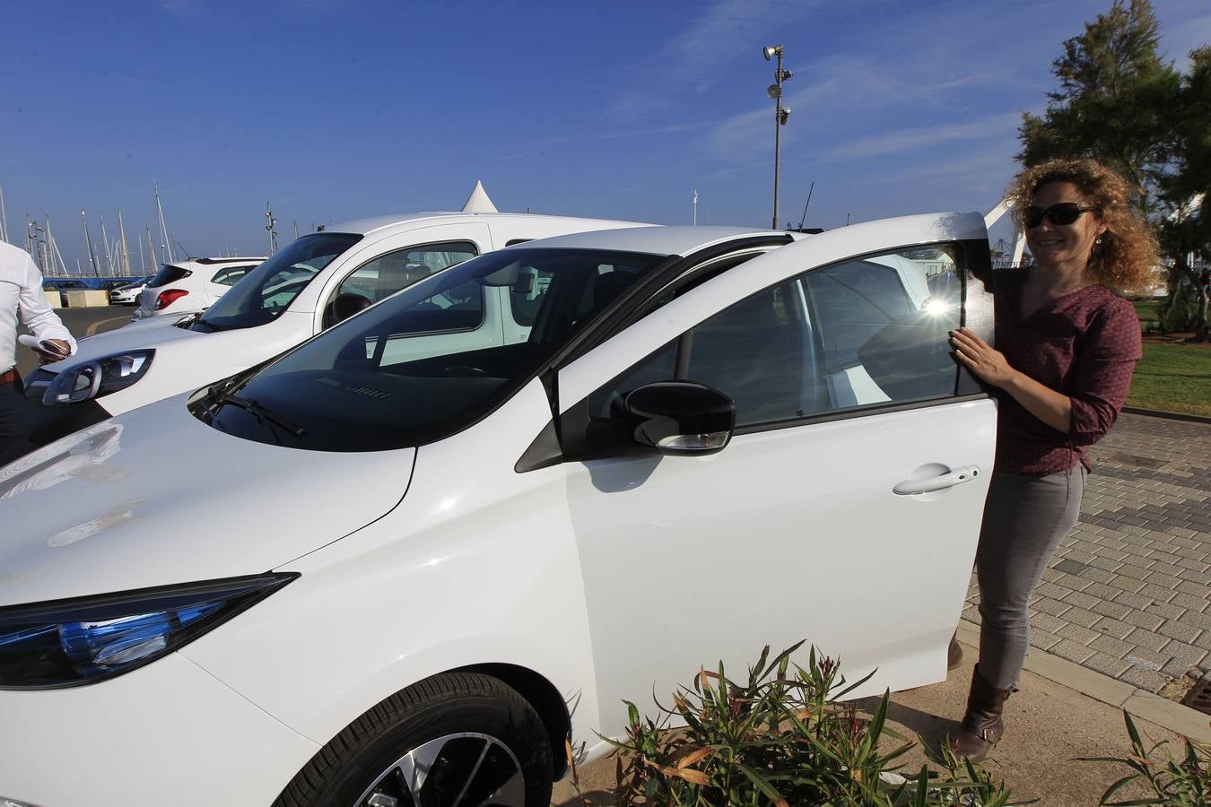 La feria Ecomov afronta este fin de semana, los días 11, 12 y 13 de mayo, su tercera edición con el objetivo de convertirse en el evento de referencia de movilidad ecológica a nivel nacional. La muestra y prueba de coches, que se celebra en la Marina de Valencia, ha abierto al público este viernes y se podrá visitar hasta el domingo 13 de mayo.