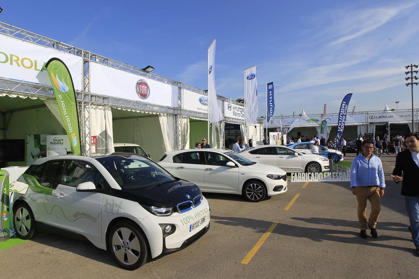 La feria Ecomov afronta este fin de semana, los días 11, 12 y 13 de mayo, su tercera edición con el objetivo de convertirse en el evento de referencia de movilidad ecológica a nivel nacional. La muestra y prueba de coches, que se celebra en la Marina de Valencia, ha abierto al público este viernes y se podrá visitar hasta el domingo 13 de mayo.