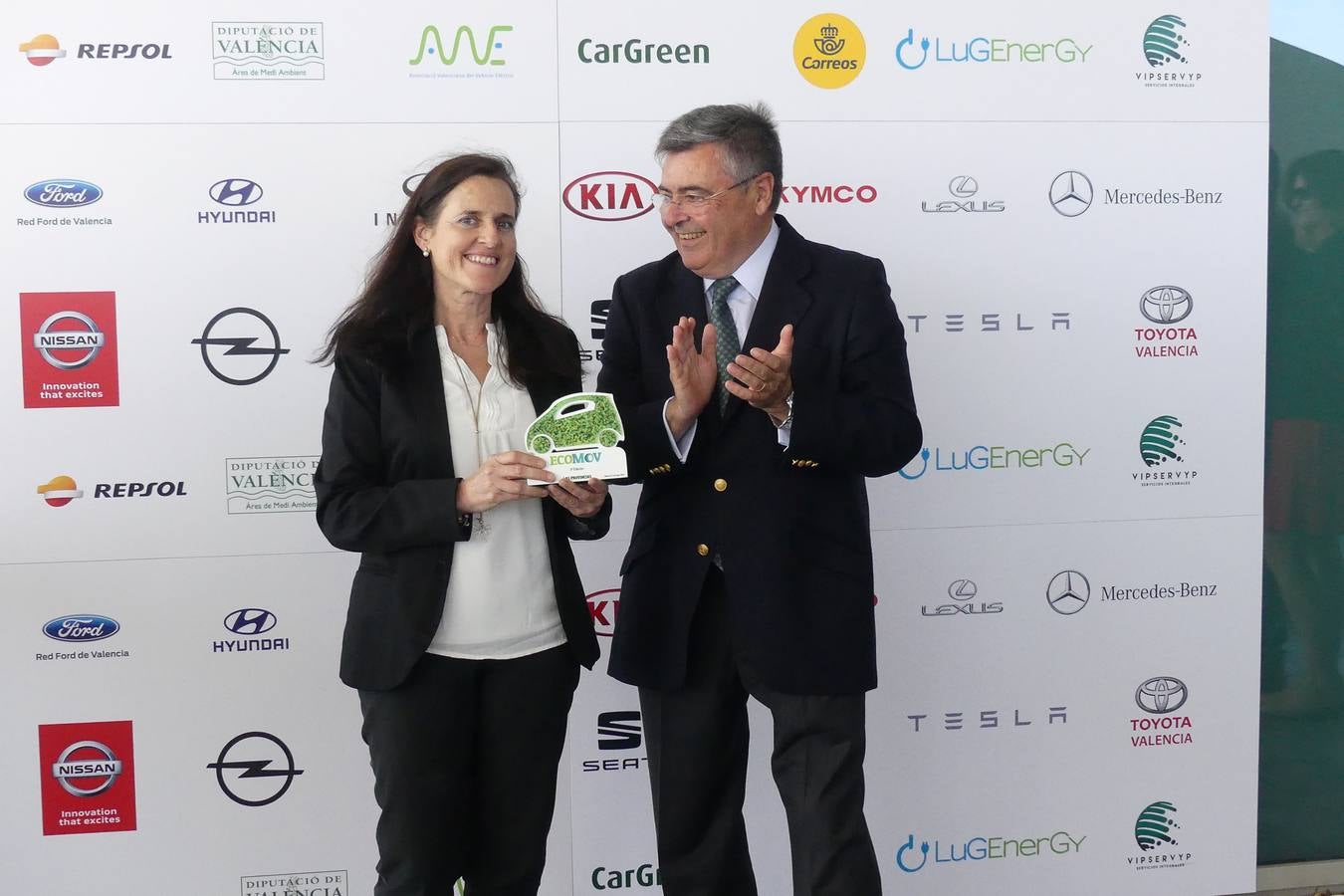 La feria Ecomov afronta este fin de semana, los días 11, 12 y 13 de mayo, su tercera edición con el objetivo de convertirse en el evento de referencia de movilidad ecológica a nivel nacional. La muestra y prueba de coches, que se celebra en la Marina de Valencia, ha abierto al público este viernes y se podrá visitar hasta el domingo 13 de mayo.