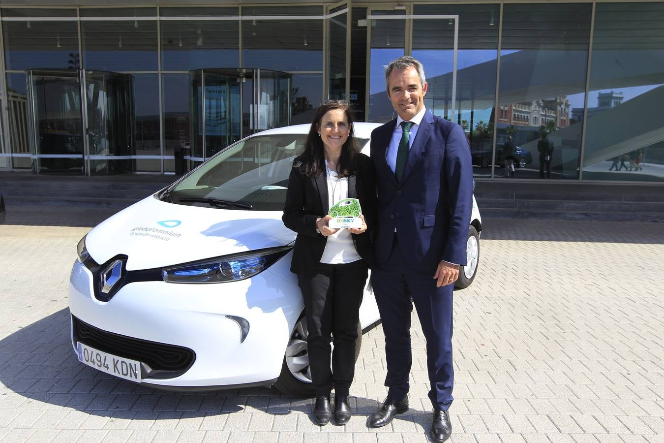 La feria Ecomov afronta este fin de semana, los días 11, 12 y 13 de mayo, su tercera edición con el objetivo de convertirse en el evento de referencia de movilidad ecológica a nivel nacional. La muestra y prueba de coches, que se celebra en la Marina de Valencia, ha abierto al público este viernes y se podrá visitar hasta el domingo 13 de mayo.