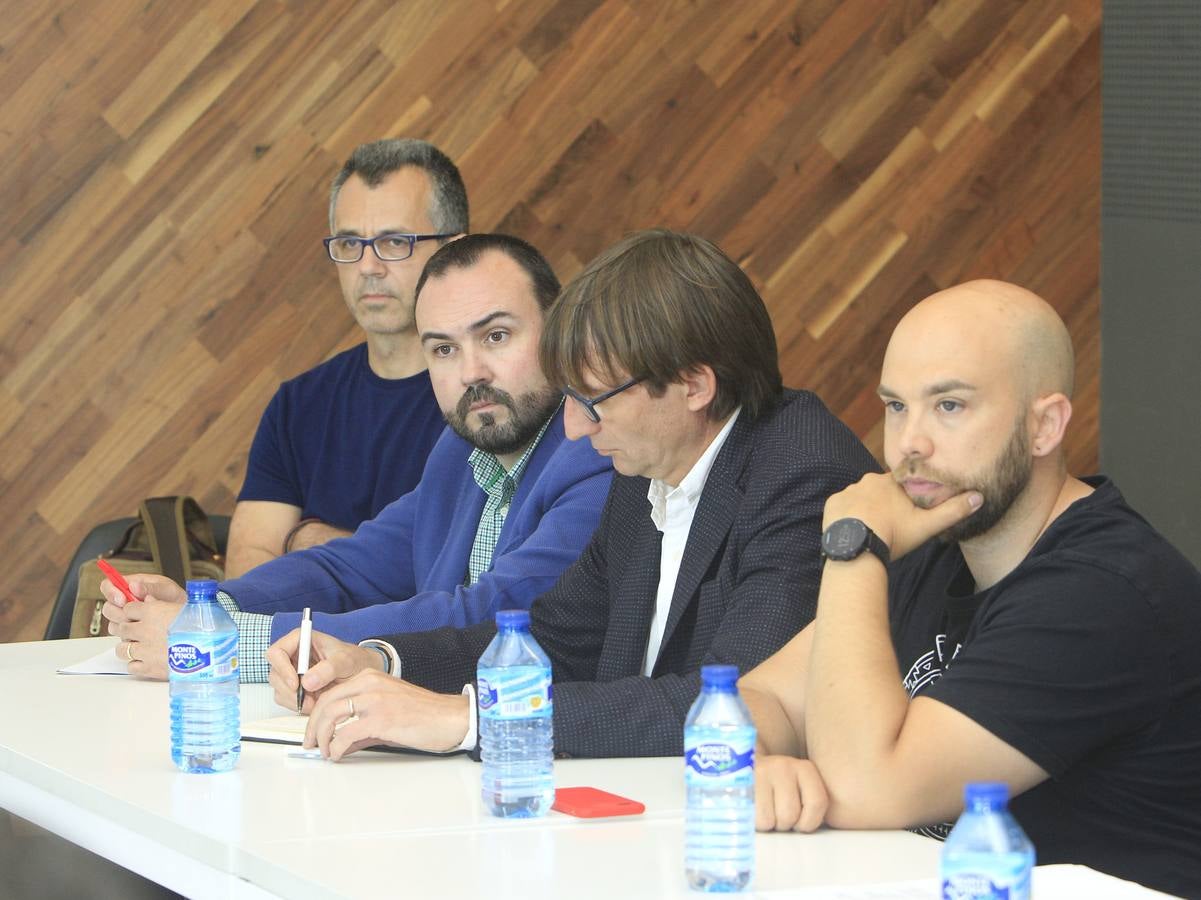 Actividades y mesas redondas para profesionales y empresarios en la primera jornada de Ecomov 2018, la feria del coche y la movilidad ecológica, del 11 al 13 de mayo en la Marina de Valencia.