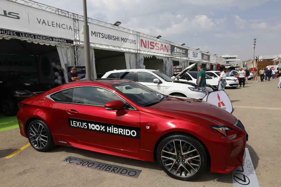 Miles de valencianos han conocido este sábado en La Marina de Valencia lo último en movilidad de la mano de ECOMOV. El evento, que abrió sus puertas el viernes, reúne en más de veinte stands una treintena de automóviles de etiquetas cero y eco entre los que espectaculares Tesla, pero también modelos populares como los Renault, Kia, Nissan, Toyota o Hyundai, made in Spain como Ford, Seat y Opel o de lujo como Mercedes, Lexus o Infiniti. Todos ellos destacan por sus reducidas o nulas emisiones, y se pueden probar en la misma Marina, en el trazado del antiguo circuito de F1. Además, bicis y motos eléctricas completan el evento, que este domingo estará abierto de 10 a 18h junto a la Pérgola del Puerto.