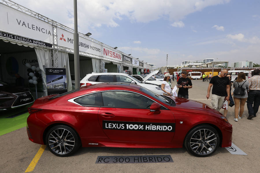 Miles de valencianos han conocido este fin de semana en La Marina de Valencia lo último en movilidad de la mano de ECOMOV. El evento, que abrió sus puertas el viernes, ha reunido en más de veinte stands una treintena de automóviles de etiquetas cero y eco entre los que espectaculares Tesla, pero también modelos populares como los Renault, Kia, Nissan, Toyota o Hyundai, made in Spain como Ford, Seat y Opel o de lujo como Mercedes, Lexus o Infiniti. Todos ellos destacan por sus reducidas o nulas emisiones. Además, bicis y motos eléctricas completan el evento, que ha cerrado sus puertas en la tarde de este domingo.