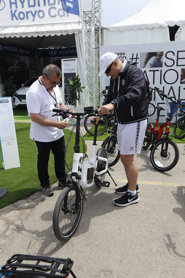 Miles de valencianos han conocido este fin de semana en La Marina de Valencia lo último en movilidad de la mano de ECOMOV. El evento, que abrió sus puertas el viernes, ha reunido en más de veinte stands una treintena de automóviles de etiquetas cero y eco entre los que espectaculares Tesla, pero también modelos populares como los Renault, Kia, Nissan, Toyota o Hyundai, made in Spain como Ford, Seat y Opel o de lujo como Mercedes, Lexus o Infiniti. Todos ellos destacan por sus reducidas o nulas emisiones. Además, bicis y motos eléctricas completan el evento, que ha cerrado sus puertas en la tarde de este domingo.