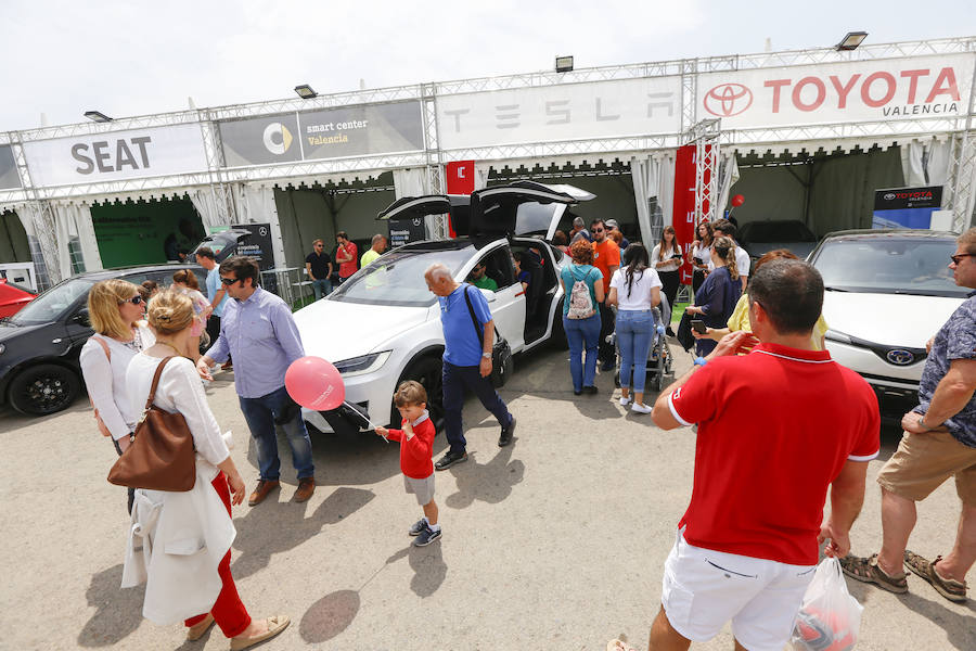 Miles de valencianos han conocido este fin de semana en La Marina de Valencia lo último en movilidad de la mano de ECOMOV. El evento, que abrió sus puertas el viernes, ha reunido en más de veinte stands una treintena de automóviles de etiquetas cero y eco entre los que espectaculares Tesla, pero también modelos populares como los Renault, Kia, Nissan, Toyota o Hyundai, made in Spain como Ford, Seat y Opel o de lujo como Mercedes, Lexus o Infiniti. Todos ellos destacan por sus reducidas o nulas emisiones. Además, bicis y motos eléctricas completan el evento, que ha cerrado sus puertas en la tarde de este domingo.