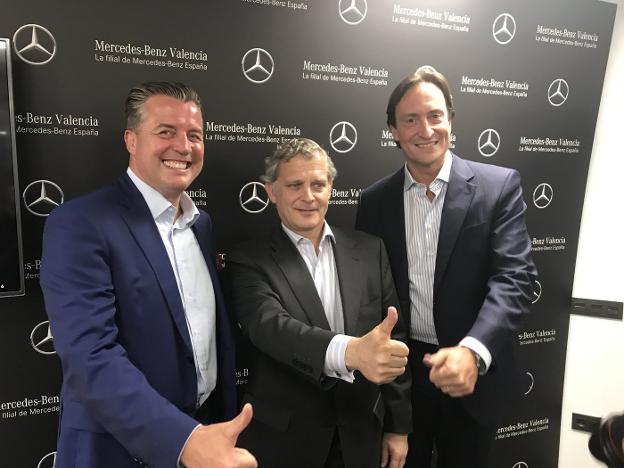 Roland Schell, presidente de Mercedes en España -izda.-, Eduardo García-Oliveros
Presidente MB Retail, y Vittorio Braguglia, responsable de filiales en Europa.