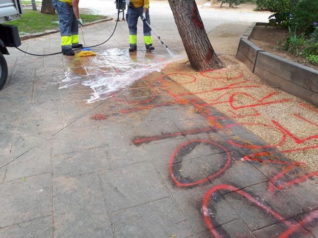 Operarios de la limpieza limpiaron ayer la pintada. 