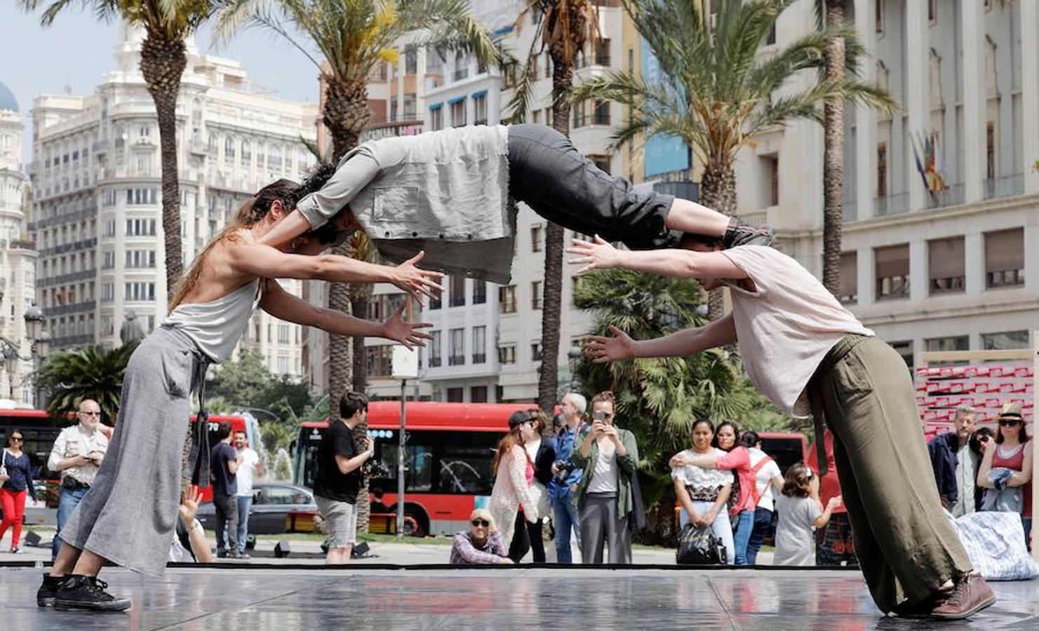 La compañía Fil d'Arena ha representado en la Plaza del Ayuntamiento de Valencia su creación 'SALT', que trata de reflexionar sobre el rol de la mujer en el viaje de la migración. La interpretación forma parte del Festival 10 Sentidos que se celebra en distintas sedes hasta el 20 de Mayo.