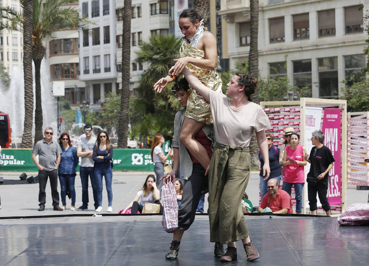 La compañía Fil d'Arena ha representado en la Plaza del Ayuntamiento de Valencia su creación 'SALT', que trata de reflexionar sobre el rol de la mujer en el viaje de la migración. La interpretación forma parte del Festival 10 Sentidos que se celebra en distintas sedes hasta el 20 de Mayo.