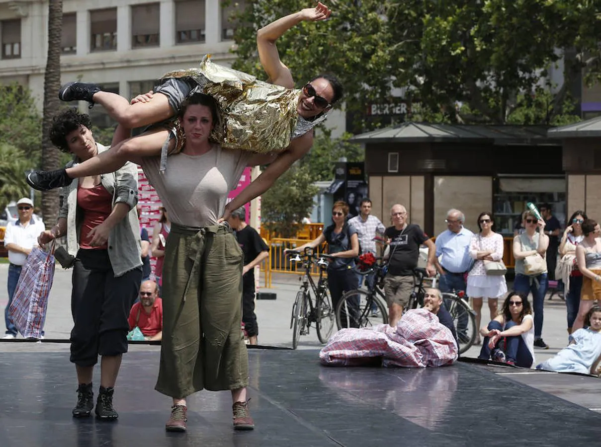 La compañía Fil d'Arena ha representado en la Plaza del Ayuntamiento de Valencia su creación 'SALT', que trata de reflexionar sobre el rol de la mujer en el viaje de la migración. La interpretación forma parte del Festival 10 Sentidos que se celebra en distintas sedes hasta el 20 de Mayo.