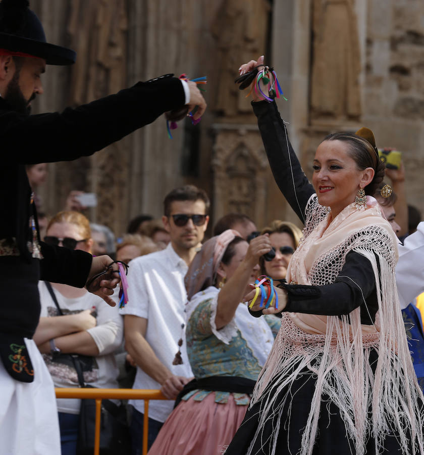 Los grupos de danzas de los pueblos han participado este sábado, desde las 18.00 horas, en la tradicional Dansà a la Mare de Déu.