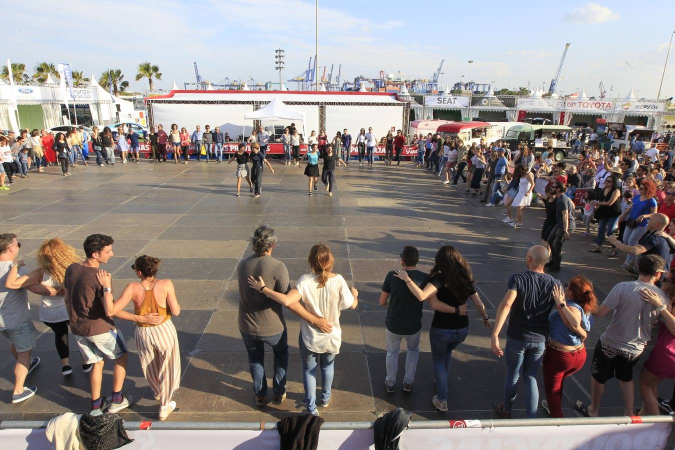 El público ha podido disfrutar de las mejores tapas con actuaciones musicales en directo en la Marina de Valencia