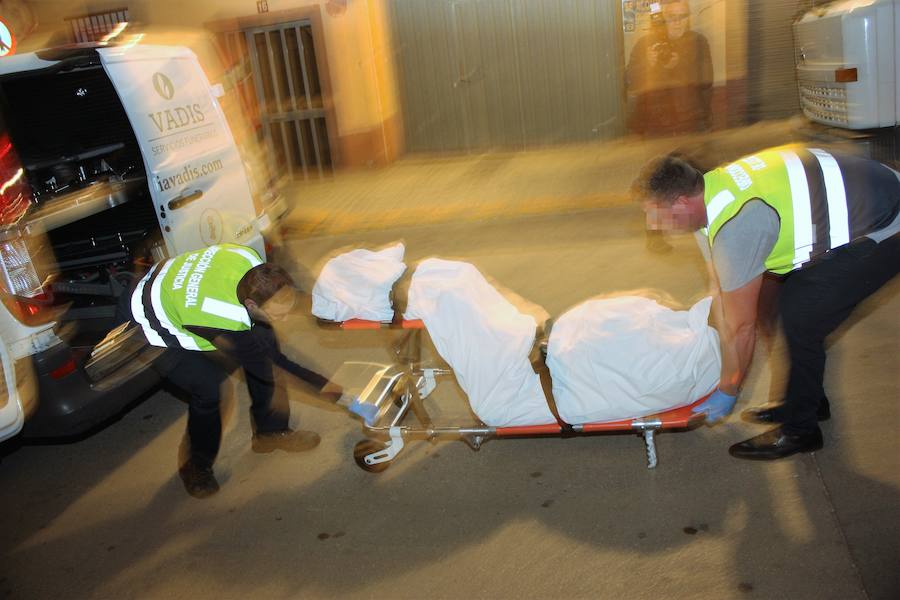 El parricida llamó a su hermano para confesarle el crimen y esperó a la policía en la puerta de su casa 