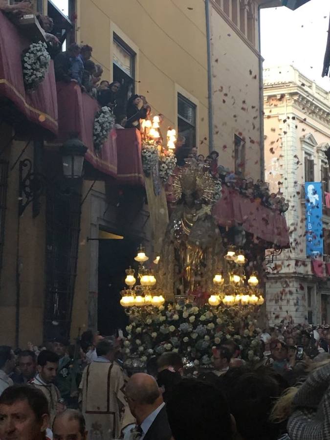 Valencia ha vivido este domingo otro emotivo acto de fervor hacia la Mare de Déu en la tracional Procesión.