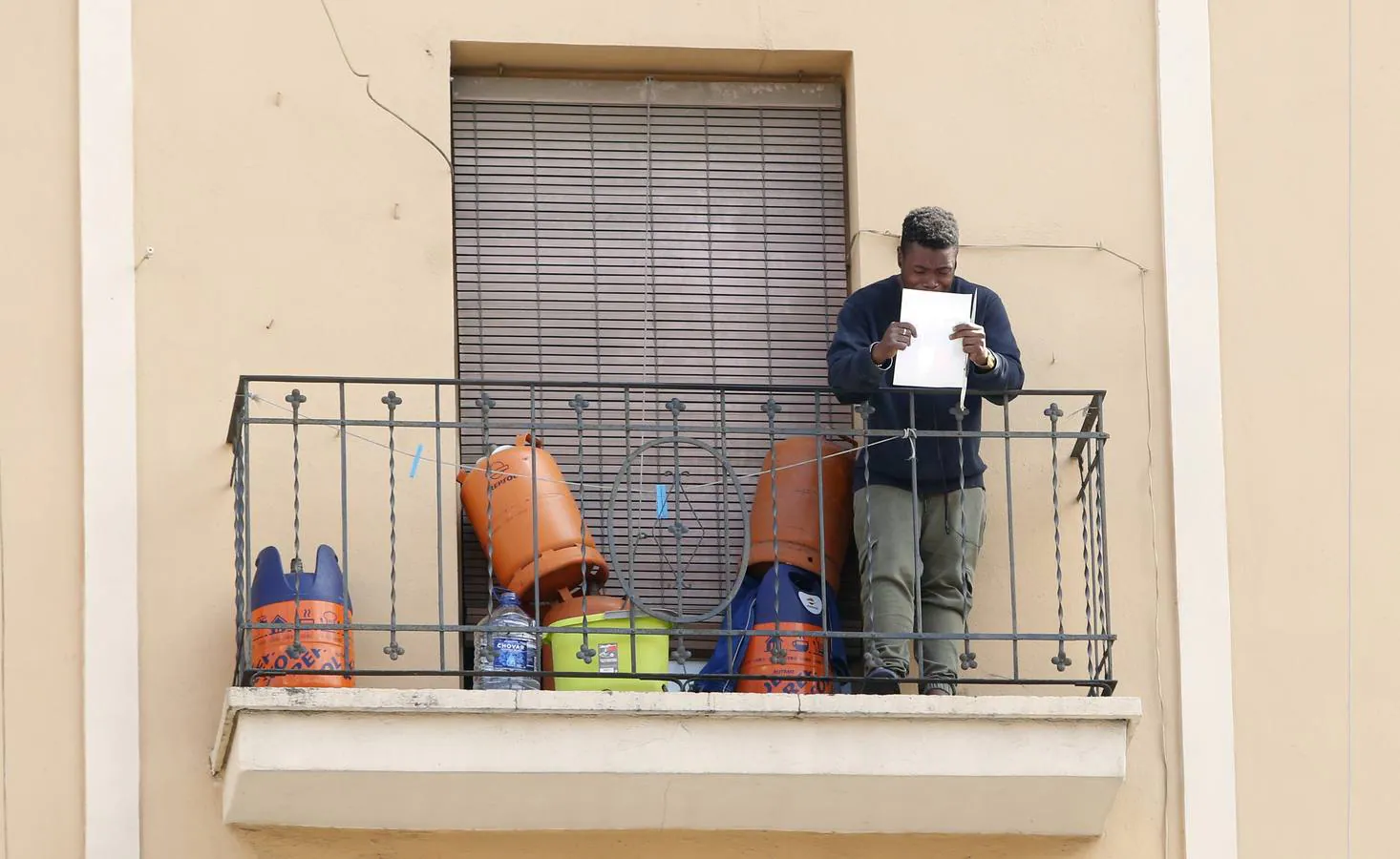 Fotos: Un joven se atrinchera en un balcón en Valencia | Las Provincias