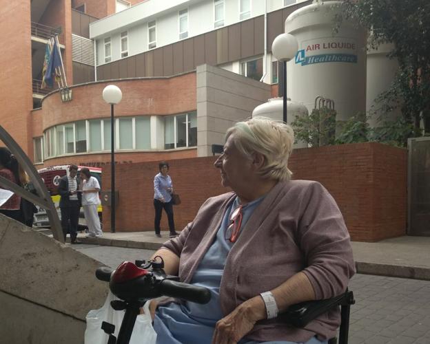 La paciente en su silla de ruedas. 