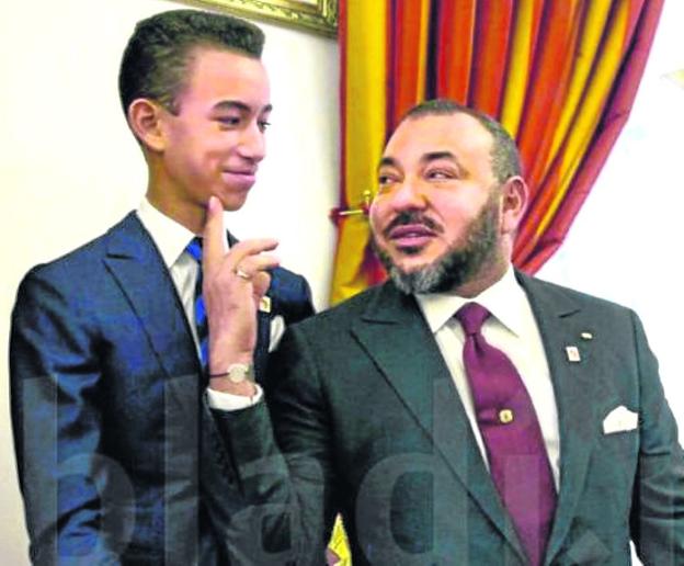 Mohamed VI hace un gesto cómplice a su hijo y heredero. 