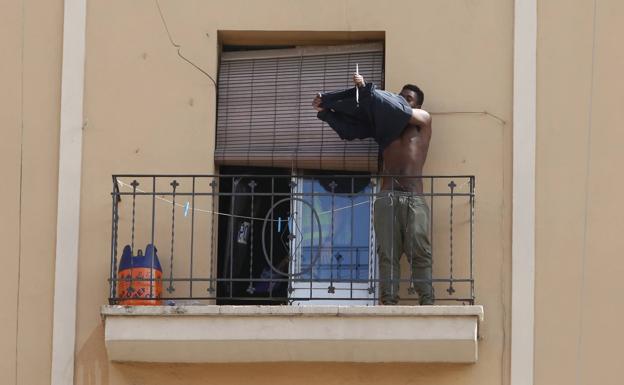 El joven atrincherado, en el balcón de un piso de Peset Aleixandre.