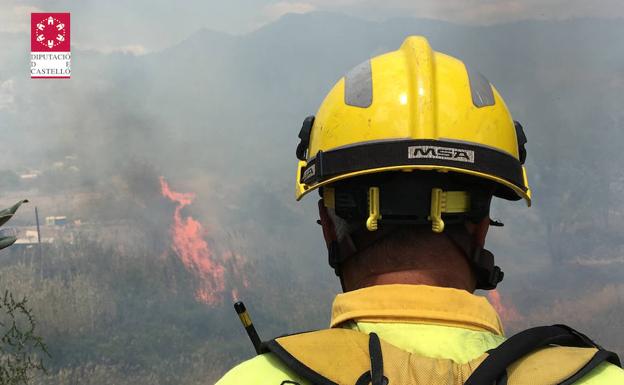 Un bombero, durante los trabajos de extinción. 