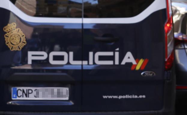 Un vehículo de la Policía Nacional, en una actuación en Sagunto.