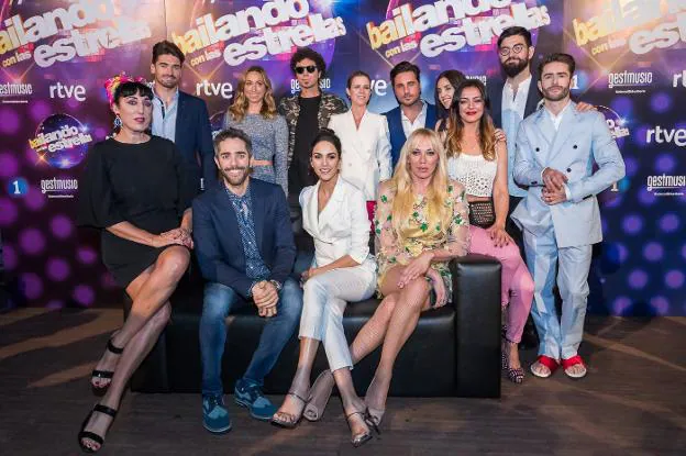 Dieciséis famosos competirán en 'Bailando con las estrellas', que será conducido por Roberto Leal y Rocío Muñoz (en el centro del sofá). 