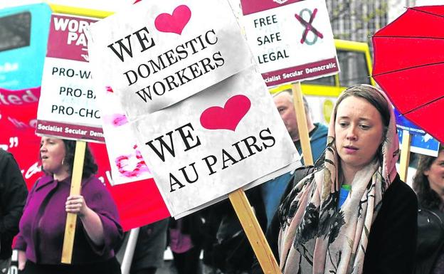 Un grupo de 'au pairs' se sumó a la manifestación del Primero de Mayo en Dublín, la capital irlandesa.
