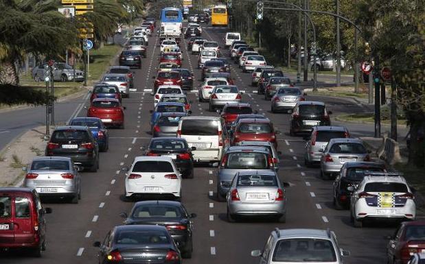 Cientos de coches acceden a Valencia por la avenida del Cid en una imagen reciente.