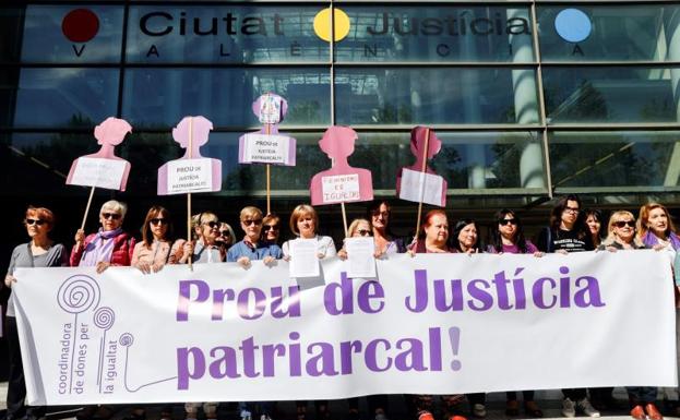 Alerta Feminista y la Asociación de Mujeres Separadas y Divorciadas denuncian, en la puerta de la Ciudad de la Justicia de Valencia, la publicación de datos personales de la víctima de 'La Manada'.