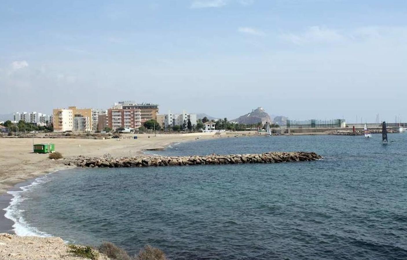 En regiones vecinas, playas como La Casica Verde, en Murcia, también han estrenado bandera azul.