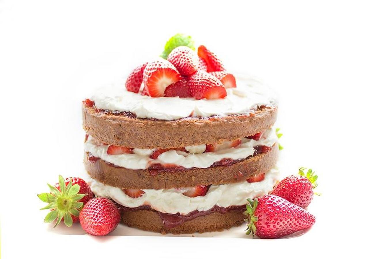 5. Londres - Victoria Sponge (Factor dulce: 6/10) | Esta torta tan esponjosa lleva el nombre de la reina Victoria, a quien le encantaba tomarse una porción con su té de la tarde. Para probar la Victoria Sponge de la manera tradicional, ha de servirse con mermelada de frambuesa y crema batida, lo que le aportará más dulzura y ¡calorías extra a la receta tradicional de bizcocho! Aún así, si quieres sentirte como un miembro de la realeza, prueba este pastel tan suave.